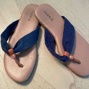 TORRID Women's Blue Eyelet Flip Flops Sandals 8ww extra wide width Slip On